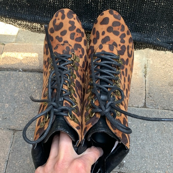 Animal print cheetah heels size 8 - Picture 5 of 7